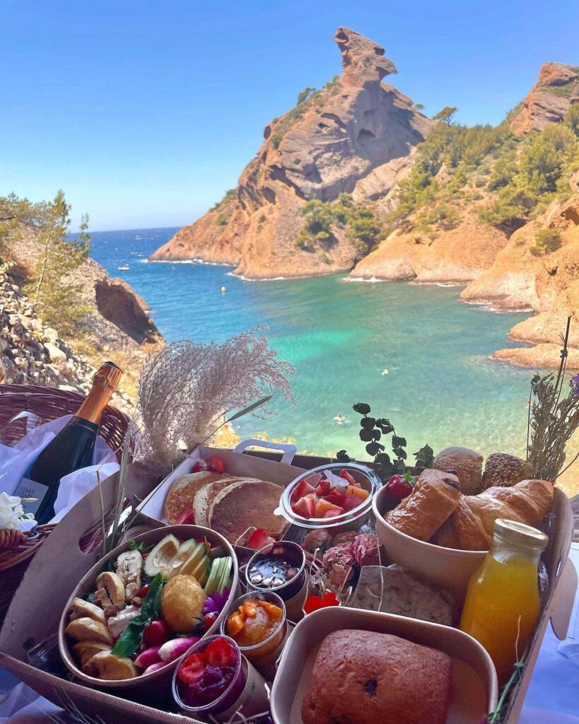 Outdoor dining by the water in La Ciotat during the evening