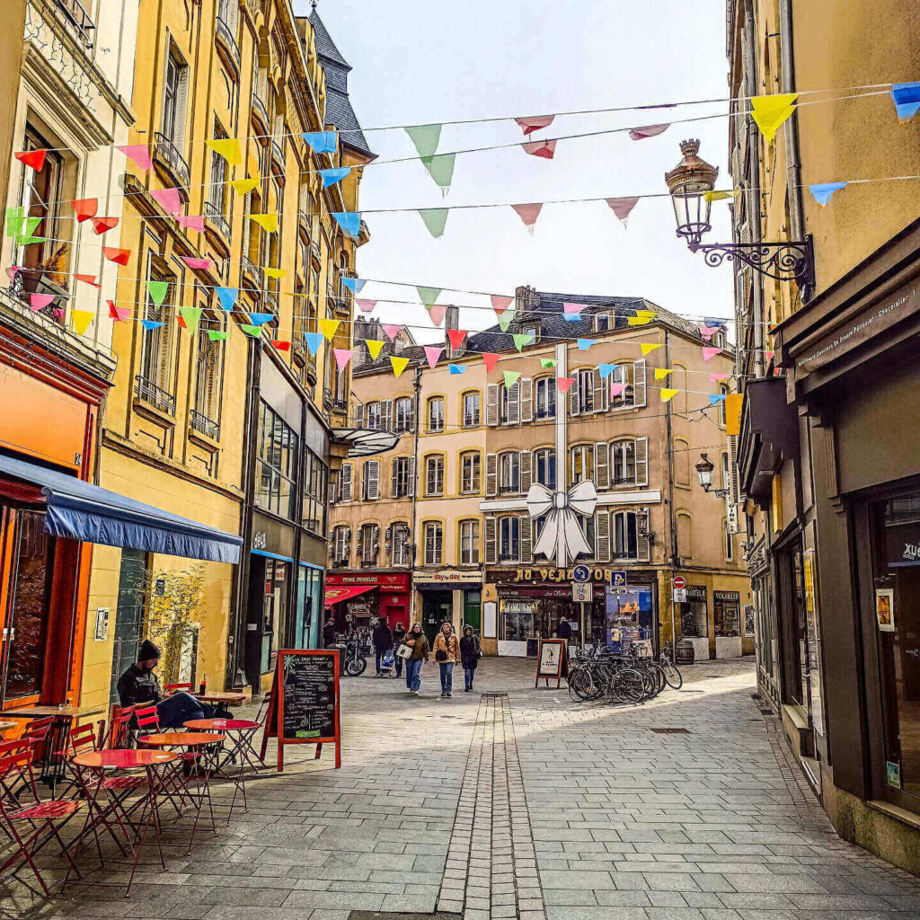 Cafe scene with food and drinks in Metz