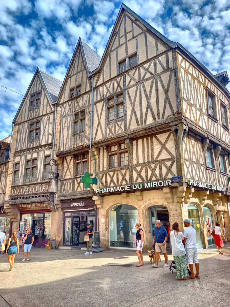 People walking through Metz during a sunny summer day