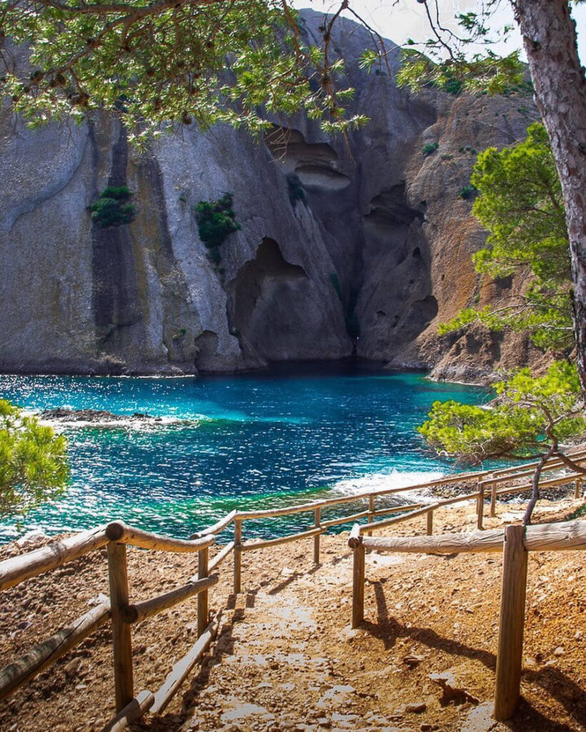 Shaded walking paths in Parc du Mugel with greenery and coastal views