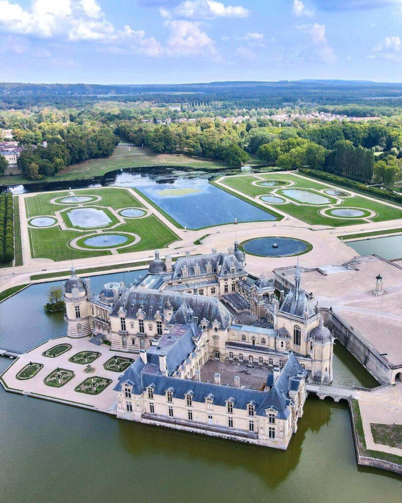 Highlights of Saumur including château, old town, river, and vineyards