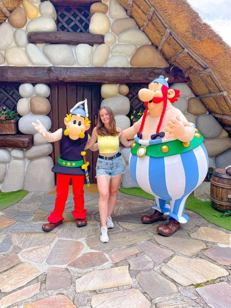 Astérix and Obélix greeting visitors at Parc Astérix