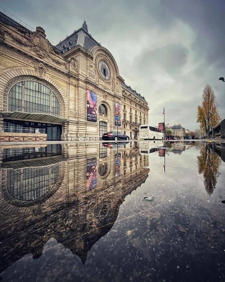 Quiet morning outside Musée d'Orsay in Paris