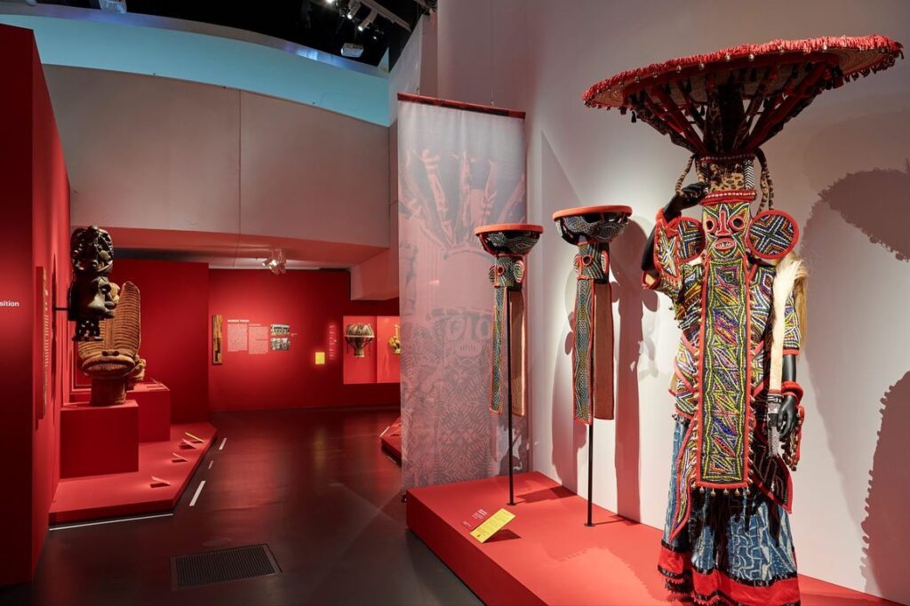 Calm gallery atmosphere inside Musée du quai Branly