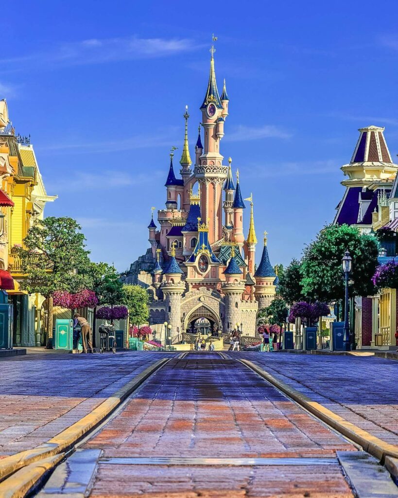 Visitors walking between Disneyland Park and Walt Disney Studios Park