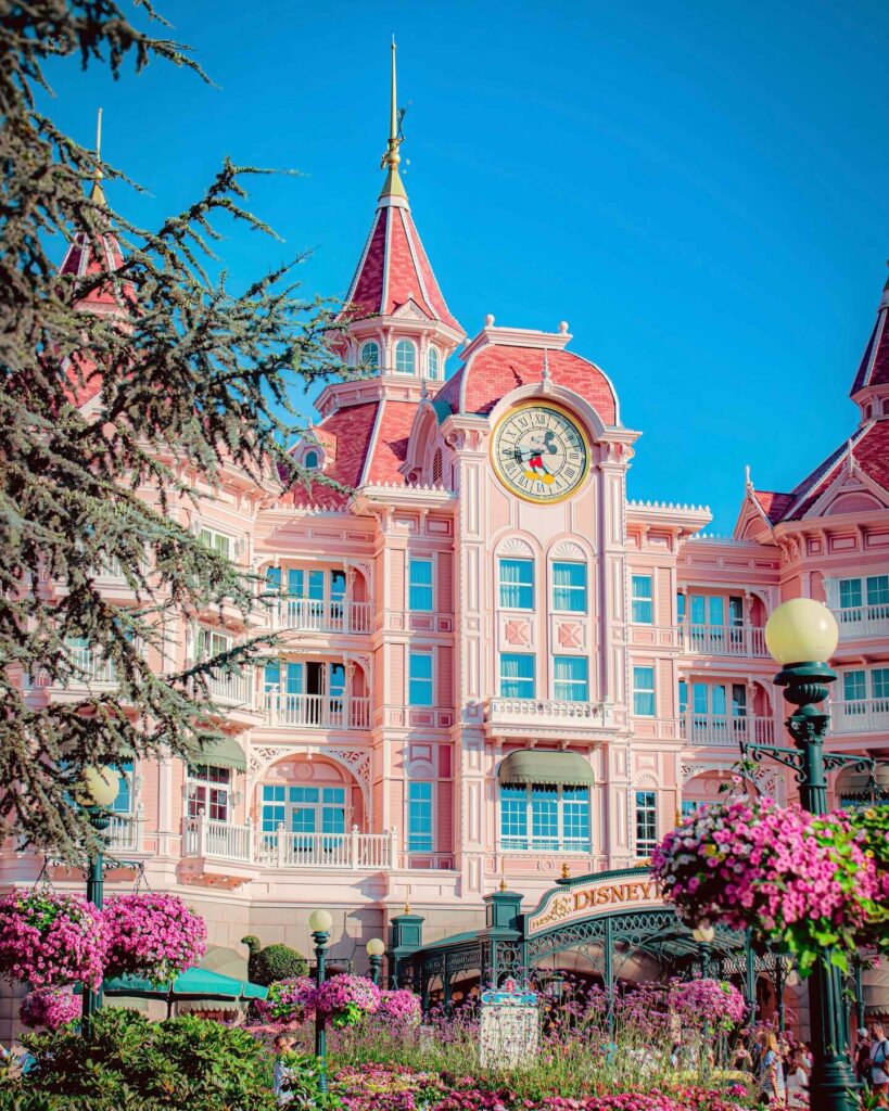 Disney hotel guests returning after a day at Disneyland Paris