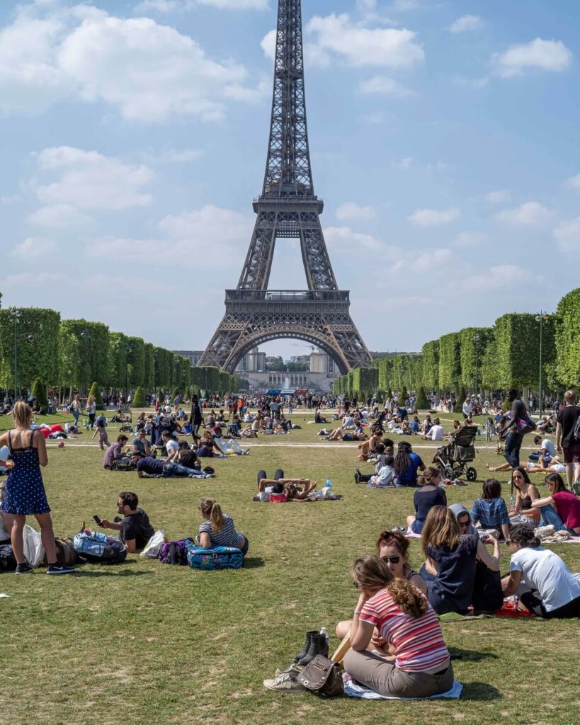 Comparison of crowd levels at the Eiffel Tower on a weekday versus weekend