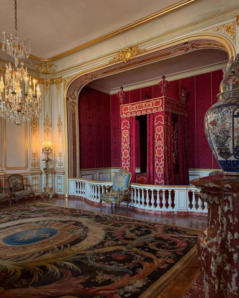 Large interior hallway inside Château de Chambord