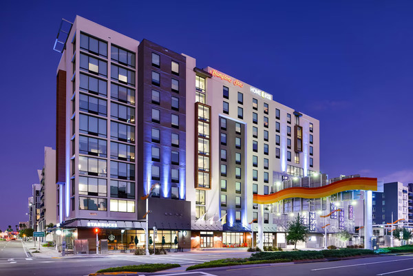 Modern Hampton Inn Tampa Downtown Channel District featuring contemporary guest rooms, bright lobby interiors, outdoor pool area, and convenient access to Tampa’s vibrant Channel District and downtown attractions.