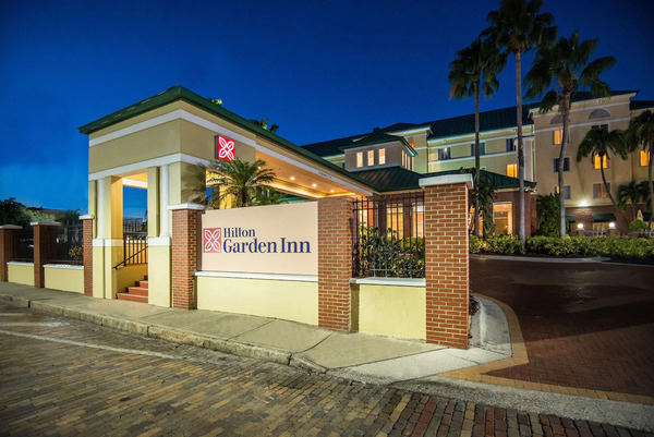 Historic-style exterior and modern interior of Hilton Garden Inn Tampa Downtown featuring elegant architecture, comfortable guest rooms, warm lighting, and a convenient location in the heart of downtown Tampa.