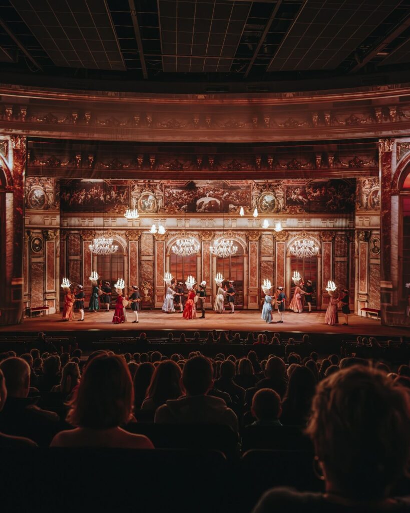Rotating theater and historical set in Le Dernier Panache