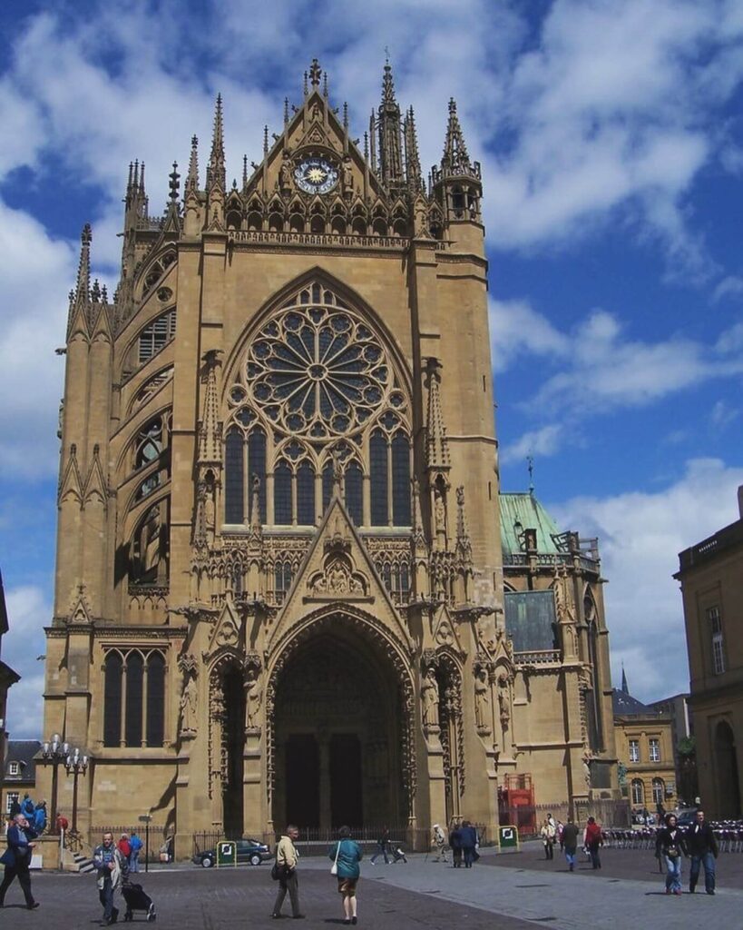Visitors entering Metz Cathedral during opening hours