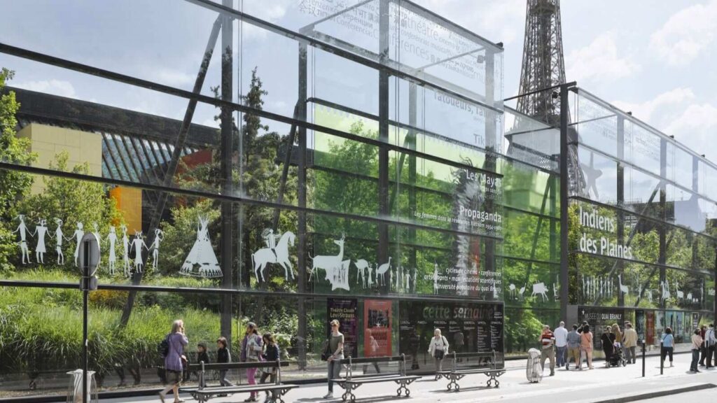 Visitors entering Musée du quai Branly museum