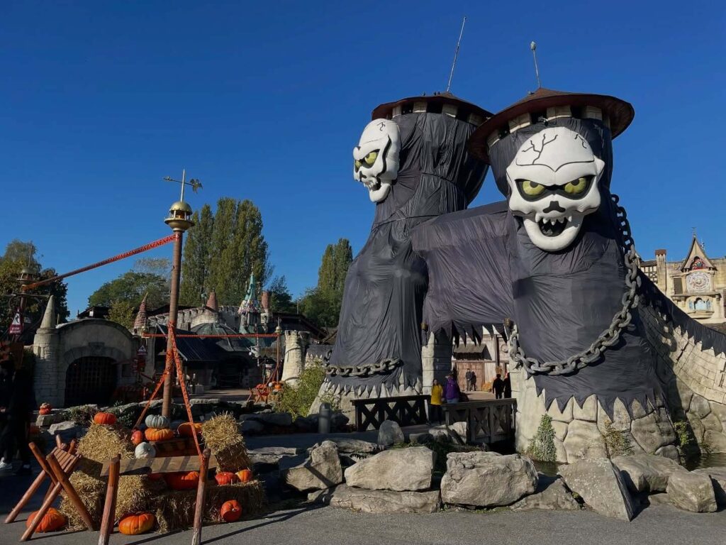 Halloween decorations and entertainment at Parc Astérix