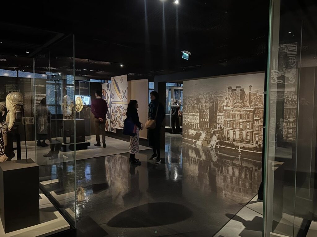 Quiet gallery atmosphere inside Musée du quai Branly