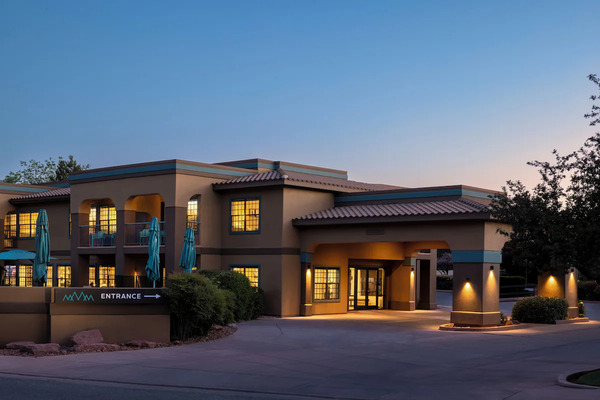 Sedona Real Inn & Suites welcoming boutique-style hotel surrounded by Sedona red rock scenery