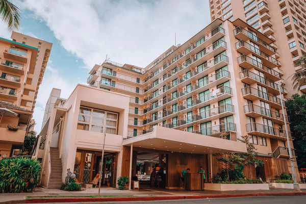 Retro-inspired poolside atmosphere at Surfjack Hotel & Swim Club featuring boutique island style and vibrant Waikiki vibes in Hawaii.