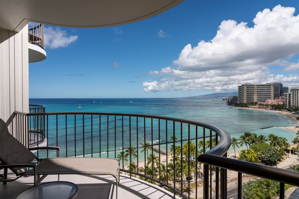 Oceanfront exterior of Waikiki Beach Marriott Resort & Spa overlooking Waikiki Beach and Diamond Head