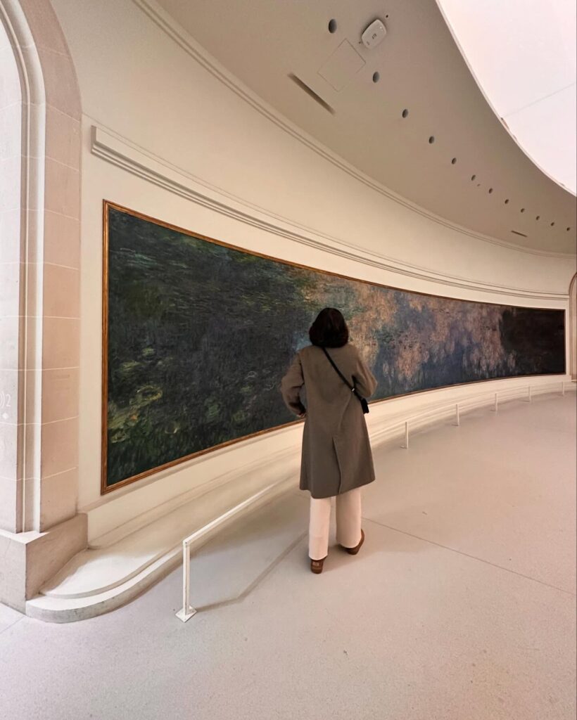Curved walls inside the Monet Water Lilies galleries