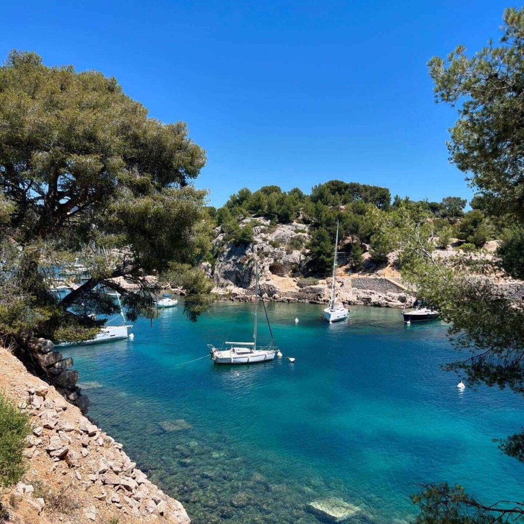 Beach and turquoise water at Calanque de Port Pin