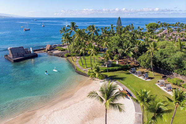 Courtyard by Marriott King Kamehameha's Kona Beach Hotel in downtown Kona, Hawaii, featuring beachfront access, family-friendly accommodations, ocean views, and convenient access to local attractions for kids and families.
