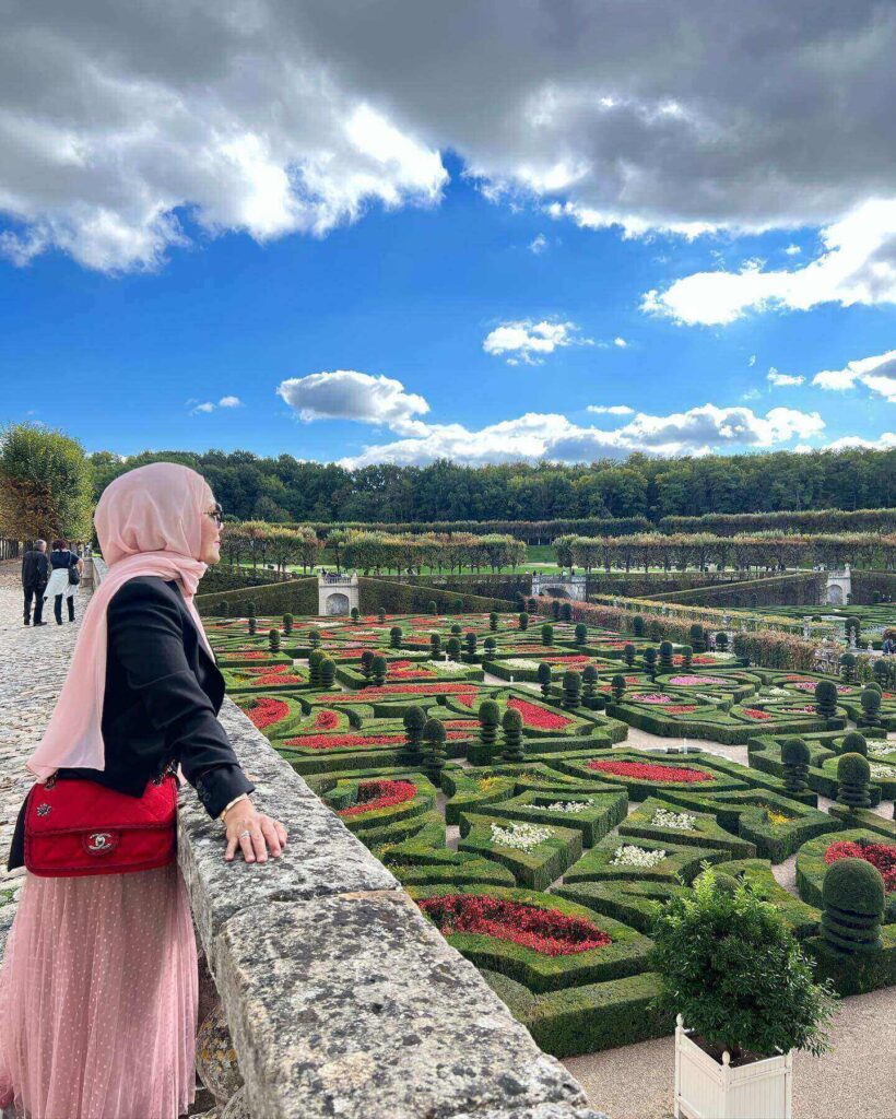 Visitors exploring the gardens of Château de Villandry at a relaxed pace