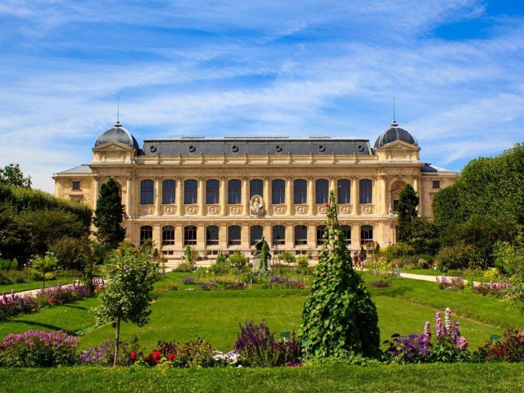 Landscaped gardens and walking paths at Jardin des Plantes in Nantes
