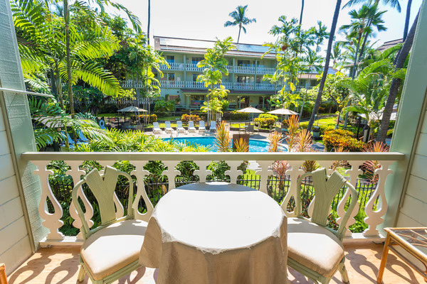 Relaxing tropical setting at Kona Islander Inn in Kailua-Kona, Hawaii, featuring lush gardens, palm-lined walkways, comfortable accommodations, and easy access to the town’s oceanfront attractions.