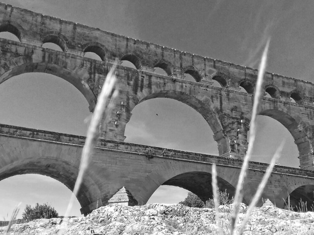 Historical illustration showing Pont du Gard centuries ago