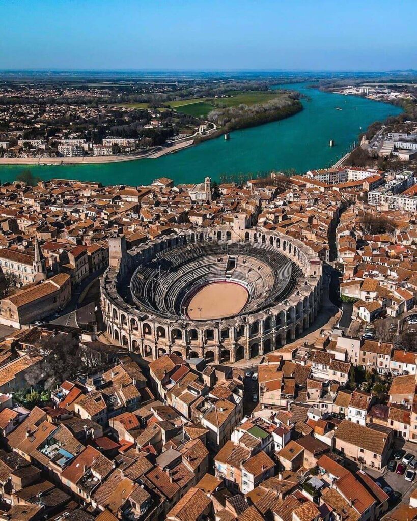 Roman monuments in Arles that showcase the city's importance during the Roman Empire