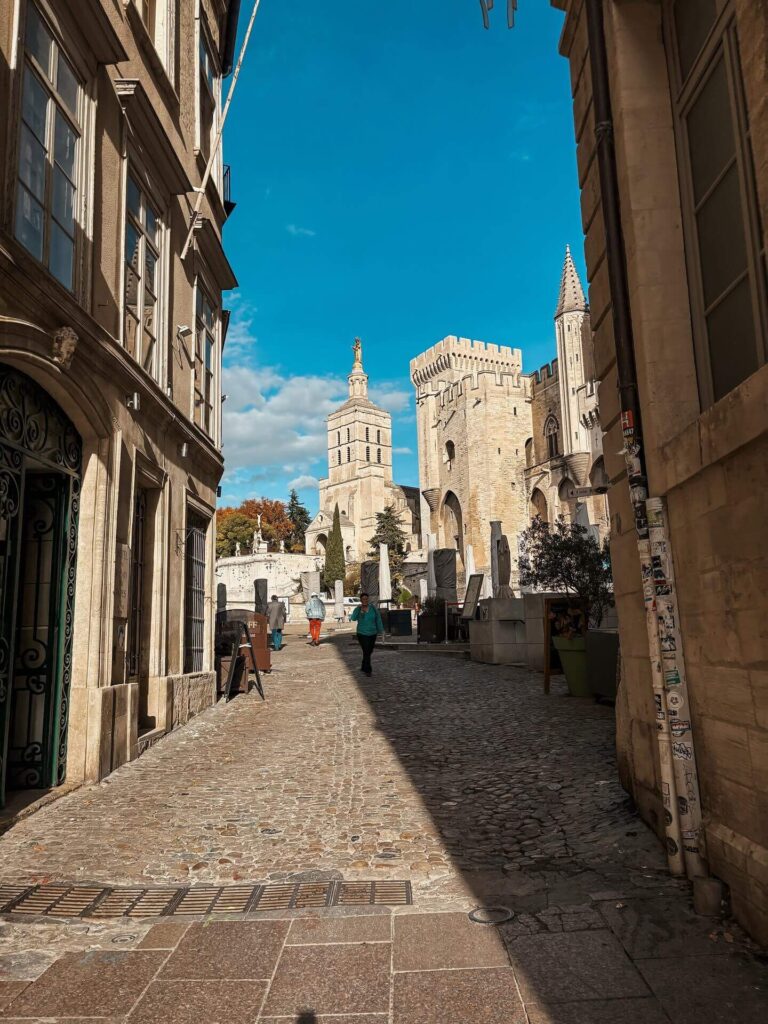 Pedestrian streets leading to Palais des Papes in Avignon