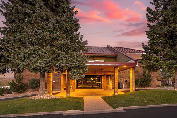 Exterior view of Best Western Plus Landmark Inn in Park City, Utah, featuring modern accommodations near Kimball Junction and popular ski resorts.
