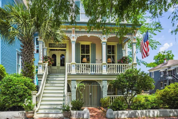 Exterior view of Catherine Ward House Inn, a historic bed and breakfast in Savannah, Georgia.