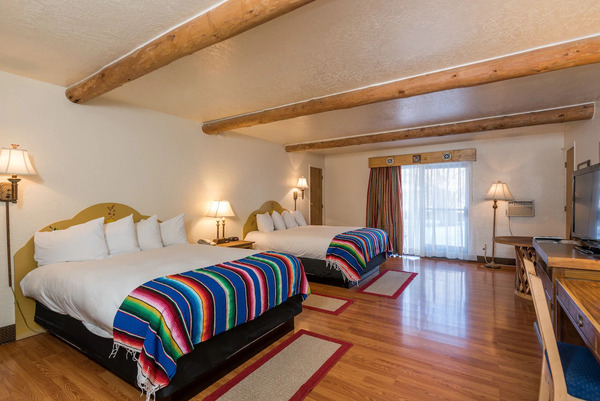 Comfortable standard guest room at El Pueblo Lodge with Southwestern décor, plush bedding, and modern amenities.