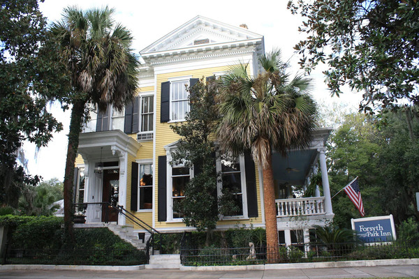 Exterior view of Forsyth Park Inn, a historic bed and breakfast overlooking Forsyth Park in Savannah, Georgia.
