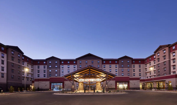 Exterior view of Great Wolf Lodge Scottsdale with its welcoming family-friendly entrance