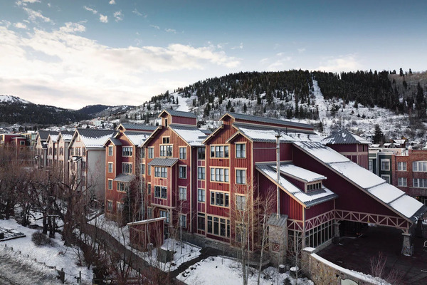 Marriott's Summit Watch resort in Park City, Utah, offering spacious villa accommodations near Historic Main Street and world-class ski slopes.