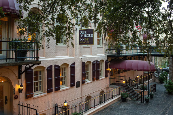 Exterior view of Olde Harbour Inn, a historic boutique hotel in Savannah, Georgia.