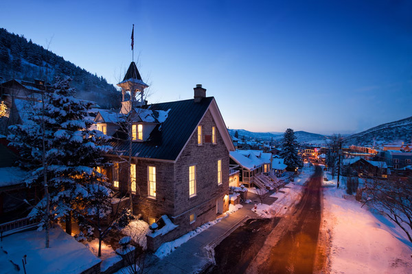 Washington School House Hotel in Park City, Utah, featuring a historic boutique setting, elegant luxury accommodations, refined interiors, and convenient access to Main Street and nearby ski resorts.