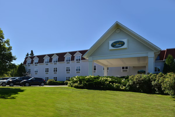 Acadia Inn in Bar Harbor, Maine, featuring comfortable accommodations surrounded by scenic coastal landscapes near Acadia National Park