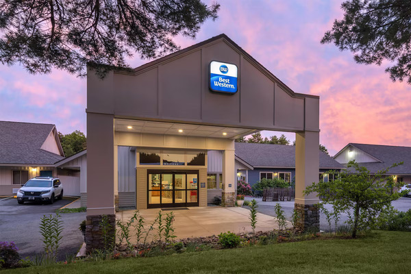 Best Western Acadia Park Inn in Bar Harbor, Maine, featuring its welcoming exterior and comfortable accommodations near Acadia National Park.