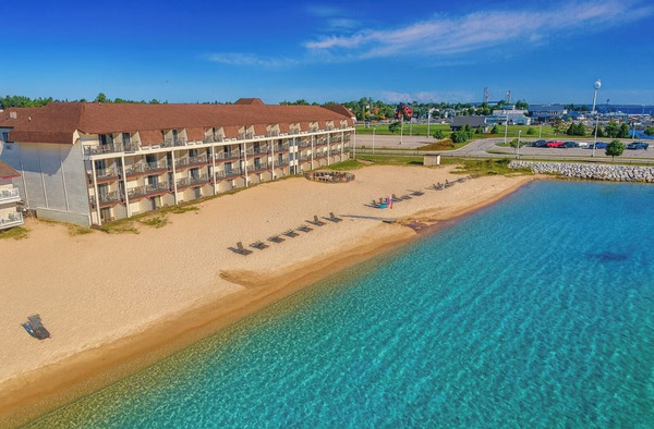 Best Western Plus Dockside Waterfront Inn in Mackinaw City featuring comfortable waterfront accommodations, private beach access, modern amenities, and scenic views of Lake Huron.