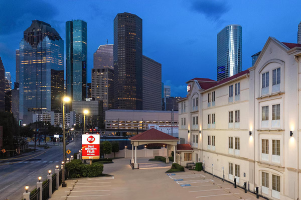 Exterior view of Best Western Plus Downtown Inn & Suites in Houston, featuring modern accommodations, complimentary breakfast, comfortable amenities, and a convenient location near downtown attractions and business districts.