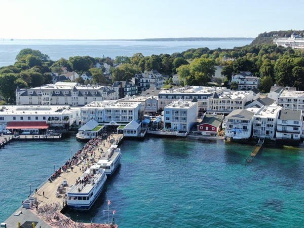 Bicycle Street Inn & Suites on Mackinac Island featuring modern guest rooms, spacious suites, a convenient downtown location, and easy access to shops, restaurants, and waterfront attractions.