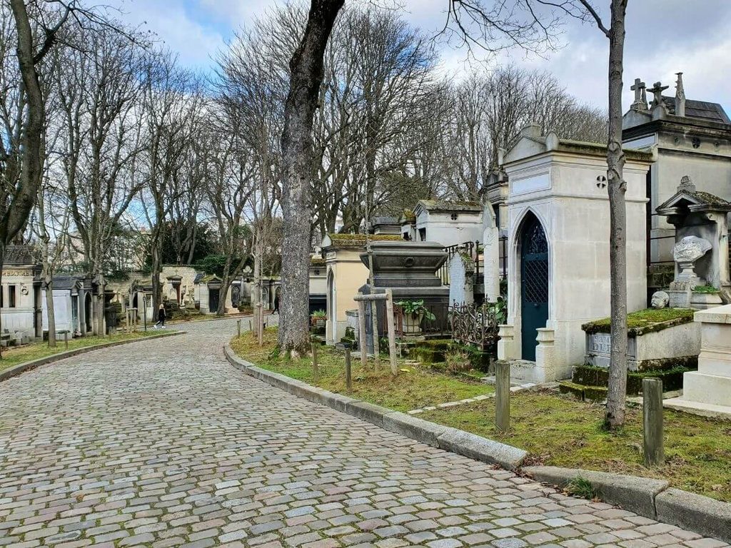 Frédéric Chopin's grave along a walking route through Père Lachaise Cemetery