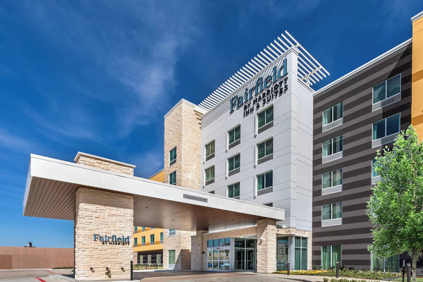Exterior view of Fairfield Inn & Suites Houston Memorial City Area, featuring modern guest rooms, complimentary breakfast, convenient amenities, and easy access to Memorial City Mall, CityCentre, and Houston’s business districts.