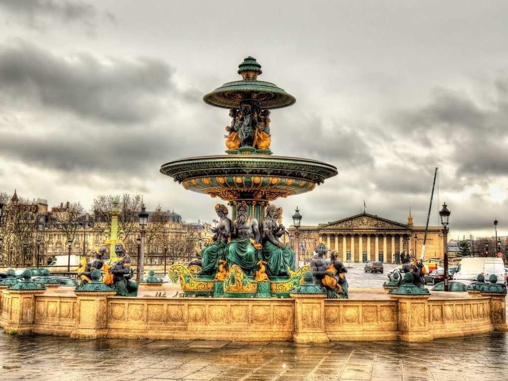 Fontaine des Fleuves with sculptures at Place de la Concorde in Paris