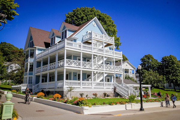 Harbour View Inn on Mackinac Island featuring charming Victorian-style accommodations, landscaped gardens, comfortable guest rooms, and a peaceful location near the waterfront.