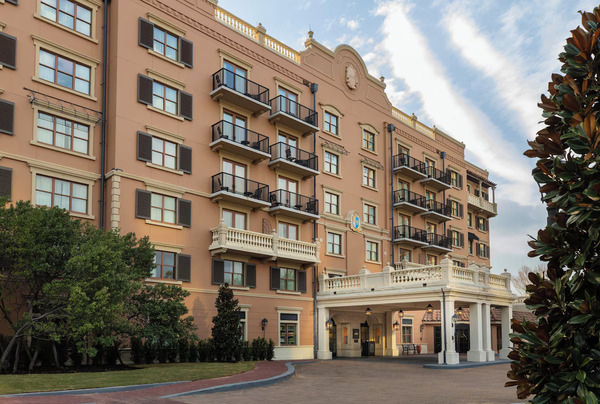 Exterior view of Hotel Granduca Houston, an elegant luxury boutique hotel featuring Italian-inspired architecture, upscale accommodations, landscaped courtyards, and refined hospitality in Houston, Texas.