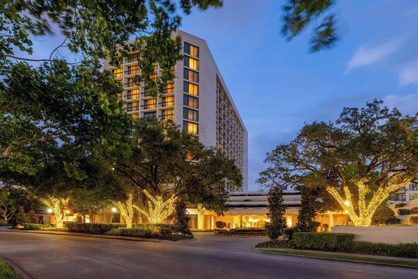 Exterior view of Houston Grand Hotel - River Oaks, a boutique-style hotel offering comfortable accommodations, modern amenities, and convenient access to the upscale River Oaks neighborhood in Houston, Texas.